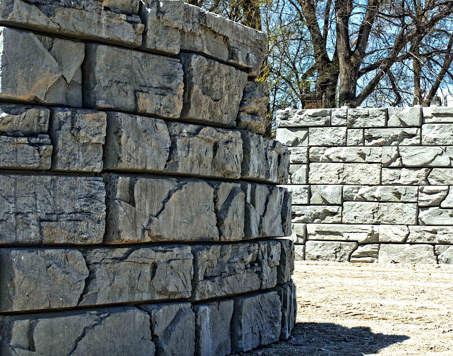 Canyon Ledge finish Verti-Block retaining wall